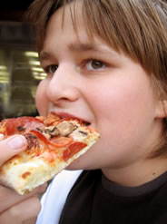 boy eating pizz